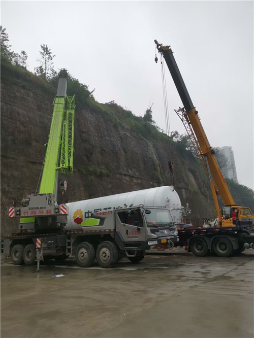 得荣县“不怕风雨冻”—— 吊车的 “恶劣环境适应” 技术